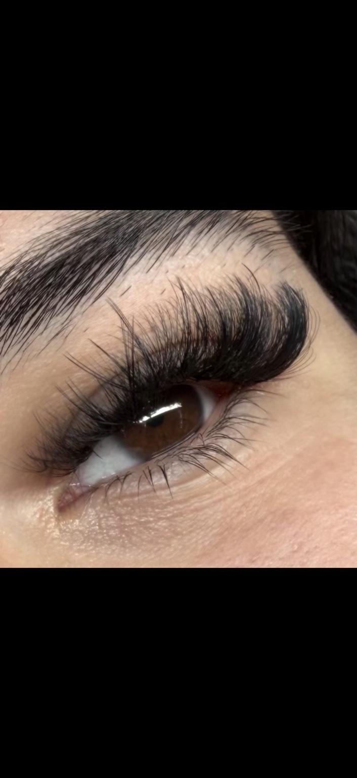 Full lash extension set by Carla of Divyne Lash Lab